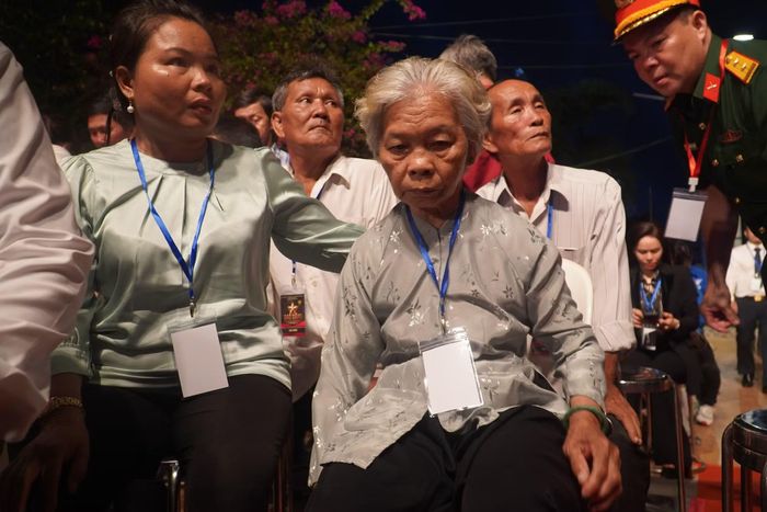 Bà Nguyễn Thị Lệ, vợ Liệt sĩ Huỳnh Văn Quên, được mời đến chương trình Sao sáng dẫn đường.