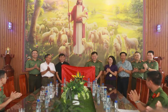  Đoàn công tác trao tặng cờ Tổ quốc cho bà con giáo dân. 