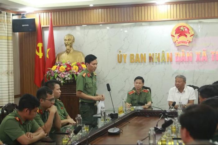  GS.TS, Đại tá Hoàng Minh Tuấn, Trưởng khoa An ninh nội địa báo cáo kết quả thực hiện chương trình của Khoa An ninh nội địa tại xã Thái Thụy, tỉnh Hưng Yên. 