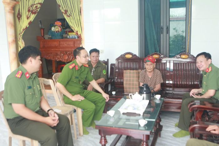  Đoàn công tác tới thăm, tặng quà cho Mẹ Việt Nam Anh hùng tại xã Tây Thái Ninh, tỉnh Hưng Yên. 
