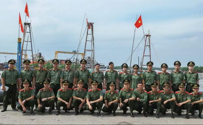  Đoàn Công tác chụp ảnh lưu niệm tại Cảng Diêm Điền, xã Thái Thụy, tỉnh Hưng Yên. 