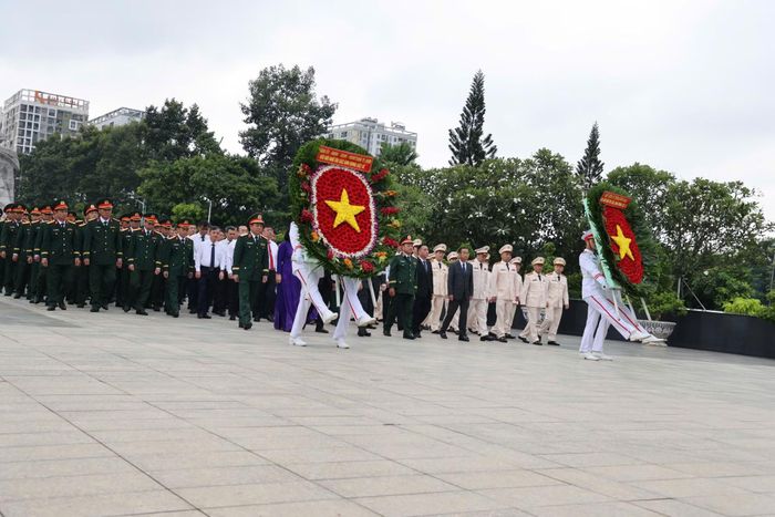 Đoàn đại biểu TP Hồ Chí Minh dâng vòng hoa tưởng niệm các Anh hùng liệt sĩ tại Tượng đài Liệt sĩ TP Hồ Chí Minh.