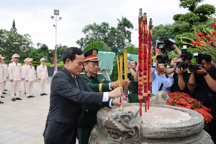 Bí thư Thành ủy TP Hồ Chí Minh Trần Lưu Quang và Trung tướng Trần Vinh Ngọc, Chính ủy Quân khu 7 thắp hương tại Tượng đài.