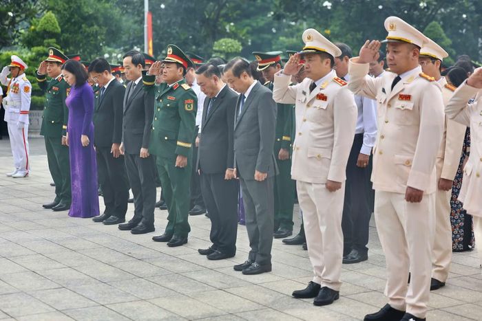 Đoàn đại biểu dành phút mặc niệm tưởng nhớ các Anh hùng liệt sĩ.