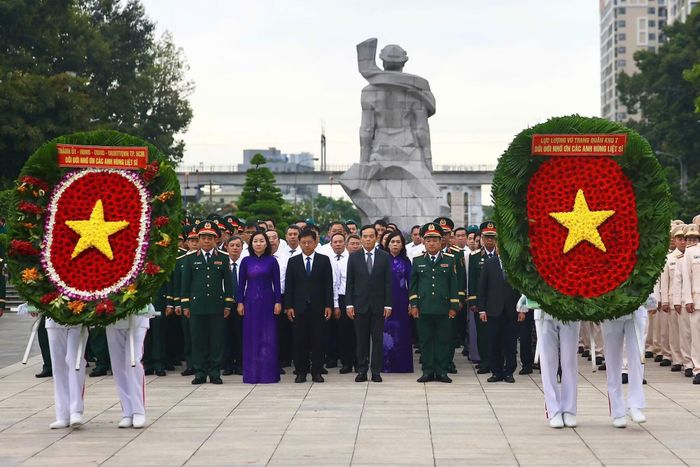 Lãnh đạo TP Hồ Chí Minh dâng hương tưởng niệm các Anh hùng liệt sĩ.