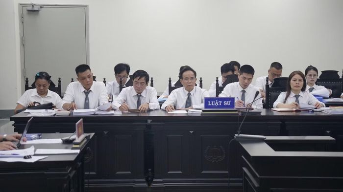Các luật sư bảo vệ quyền và lợi ích hợp pháp cho các bị cáo.