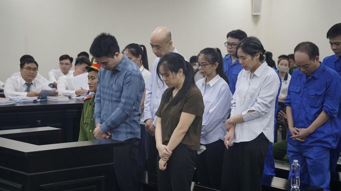Bị cáo Nguyễn Năng Mạnh (hàng trên) tại phiên tòa.