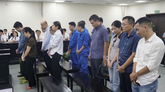 Các bị cáo tại phiên tòa sáng 27/7.