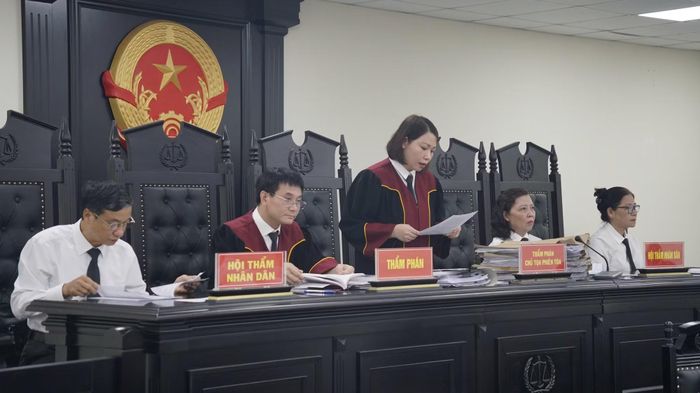 Hội đồng xét xử.