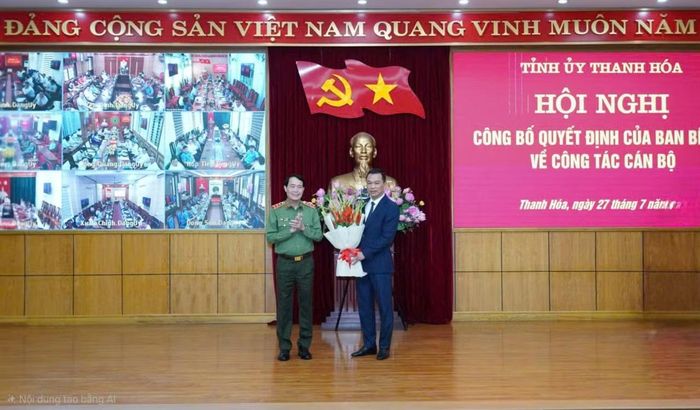 Thứ trưởng Bộ Công an Lê Quốc Hùng chúc mừng đồng chí Tô Anh Dũng.