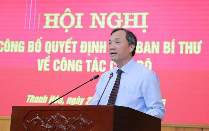 Đồng chí Hoàng Trung Dũng, Phó Trưởng ban Thường trực Ban Tổ chức Trung ương công bố Quyết định của Ban Bí thư chuẩn y đồng chí Thiếu tướng Tô Anh Dũng giữ chức Phó Bí thư Tỉnh ủy Thanh Hóa nhiệm kỳ 2025-2030.