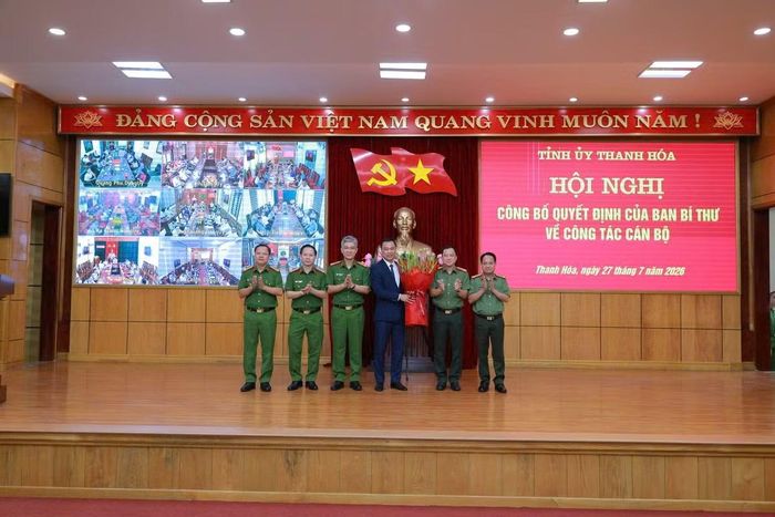 Lãnh đạo Công an tỉnh Thanh Hóa chúc mừng đồng chí Tô Anh Dũng.