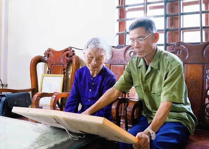 Mẹ liệt sĩ Nguyễn Thị Hồng là một trong số hơn 130 mẹ liệt sĩ còn sống tại Hà Tĩnh, cũng là trong số ít mẹ liệt sĩ trong cả nước đang còn sống, mòn mỏi chờ đợi những đứa con vì đất nước, đi mãi chưa trở về.