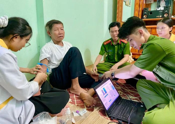 Ông Hà Văn Dập bật khóc khi nửa đêm tổ lấy mẫu ADN lội suối, trèo đèo đến nhà riêng để thu nhận mẫu ADN.