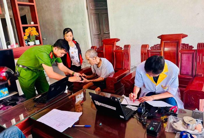 Tổ công tác không quản ngại khó khăn tăng cường đến tận nhà thân nhân để thu nhận mẫu ADN.