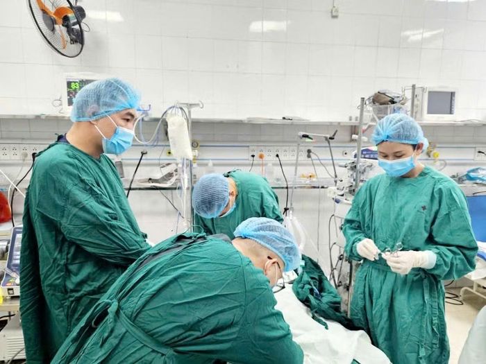 Các bác sĩ Khoa Điều trị tích cực và Chống độc, Bệnh viện 19-8 điều trị hồi sức cho bệnh nhân nguy kịch.