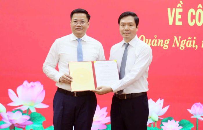 Ủy viên Trung ương Đảng, Phó Trưởng ban Tổ chức Trung ương Trịnh Mạnh Linh (phải) trao Quyết định của Ban Bí thư Trung ương Đảng cho đồng chí Nguyễn Đức Tâm.