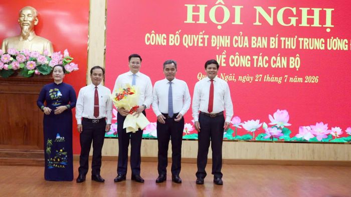 Các đồng chí trong Thường vụ Tỉnh ủy Quảng Ngãi tặng hoa chúc mừng tân Phó Bí thư Tỉnh ủy Nguyễn Đức Tâm.
