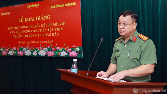 Trung tá Hoàng Đình Quyết công bố nội quy của lớp bồi dưỡng.