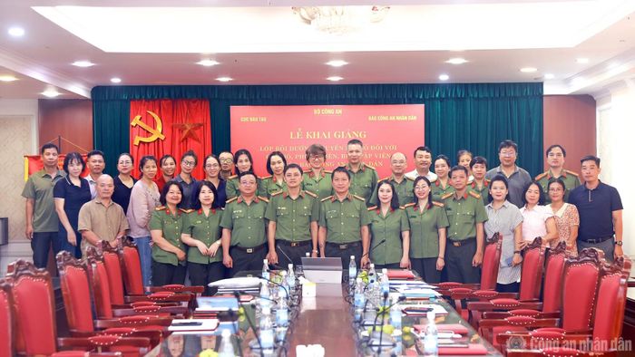Các đại biểu dự lễ khai giảng.