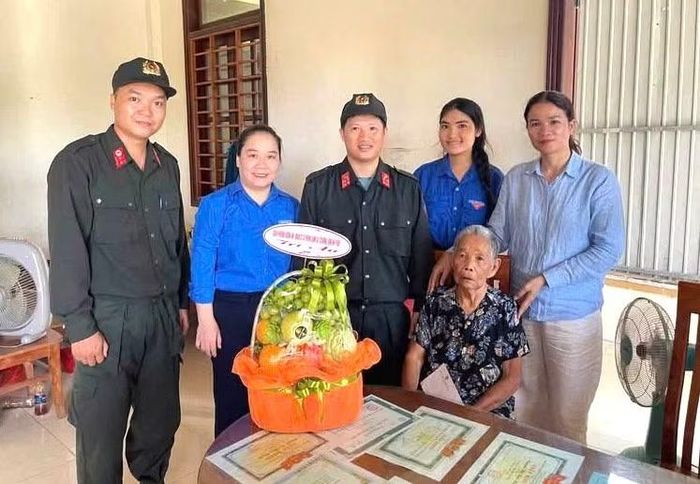 Phòng CSCĐ Công an TP Huế và các đơn vị đến thăm, tặng quà cụ bà Lê Thị Tịnh (ở Tổ dân phố Phổ Trì, phường Hương An, là gia đình có công với cách mạng) nhân dịp kỷ niệm 79 năm Ngày Thương binh - Liệt sĩ.