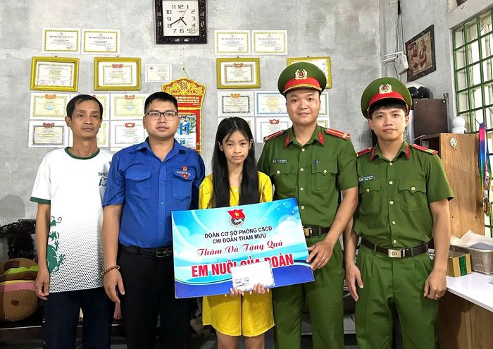 Chi đoàn cơ sở Phòng CSCĐ Công an TP Huế trao học bổng cho em nuôi của Đoàn.