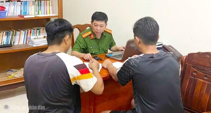 Công an xã Phước Long làm việc 2 đối tượng sử dụng kích điện khai thác thủy sản trái phép (phát hiện ngày 14/5/2026).