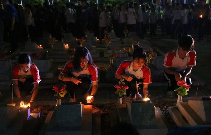 Thế hệ trẻ tri ân các Anh hùng liệt sĩ.