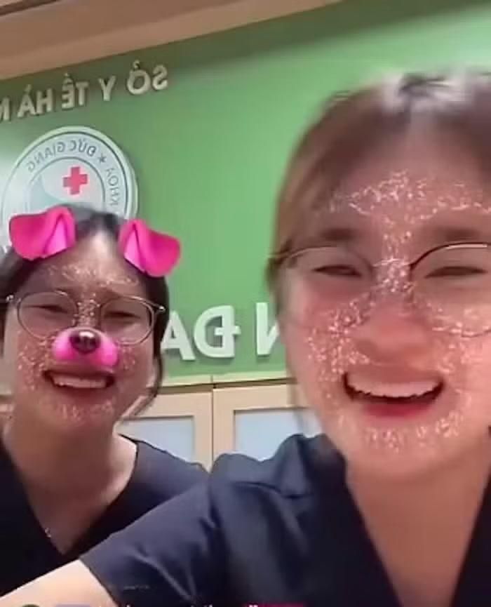 Hai sinh viên mặc đồng phục tại quầy lễ tân của Bệnh viện Đa khoa Đức Giang có phát ngôn không chuẩn mực.