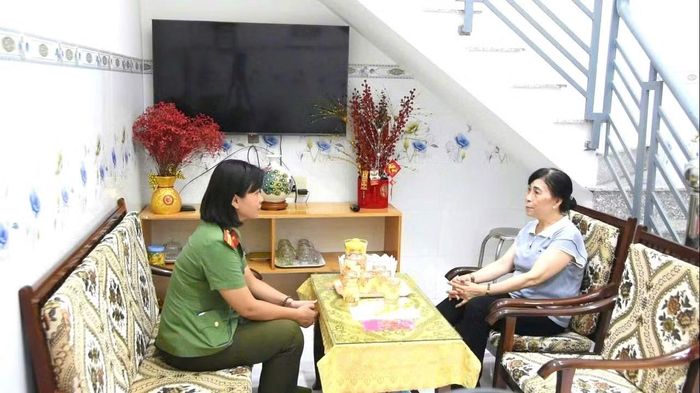 Chị Trần Thị Mỹ Trinh nghẹn ngào nhớ lại những ký ức, kỷ niệm sâu đậm về chồng - liệt sĩ Trần Văn Dũng.