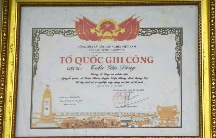 Bằng “Tổ quốc ghi công” được trao cho gia đình Liệt sĩ Trần Văn Dũng.