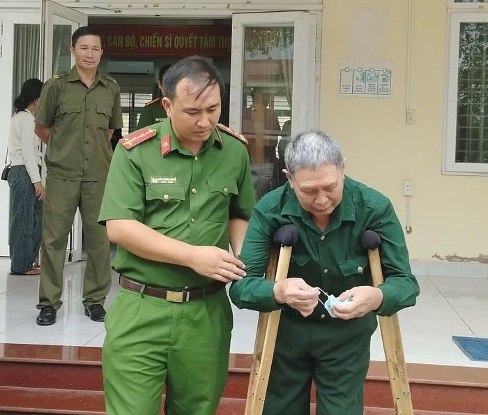Cán bộ Công an tận tình hỗ trợ thân nhân liệt sĩ đến điểm thu nhận mẫu ADN.