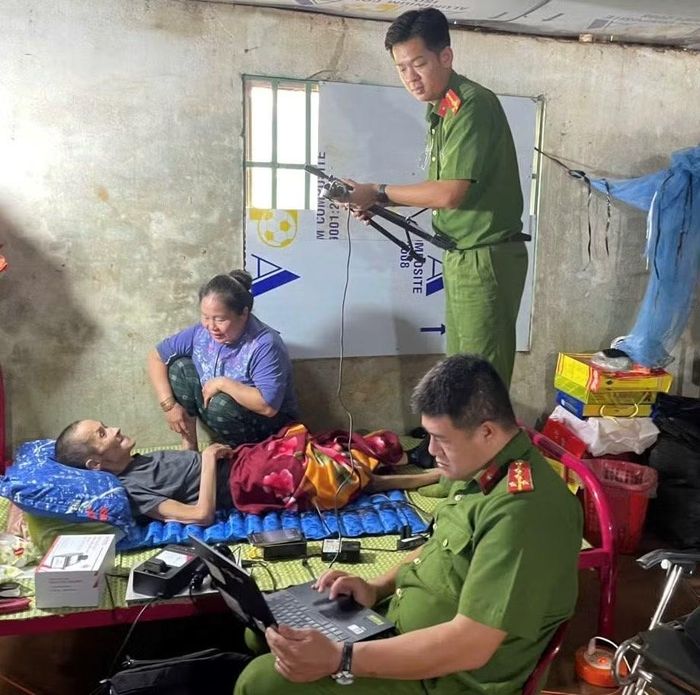 Cán bộ Công an đến tận nhà người thân liệt sĩ để thu nhận mẫu ADN.