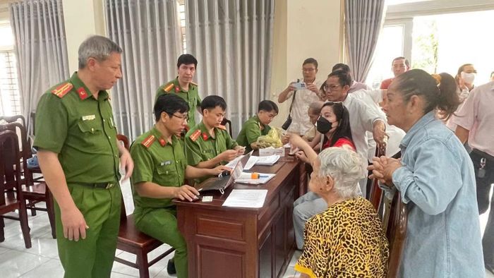 Điểm thu mẫu ADN thân nhân liệt sĩ tại Công an phường Bình Phước.