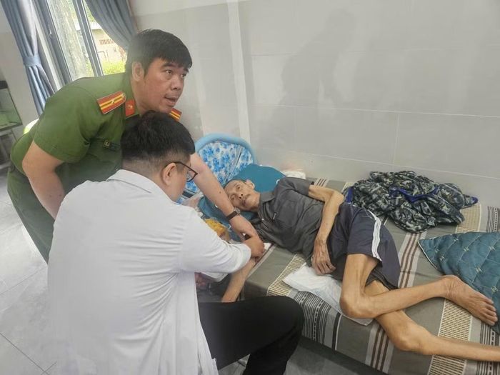 Tổ công tác lưu động đến nhà thu mẫu ADN cho các thân nhân liệt sĩ không thể di chuyển đến điểm tập trung.