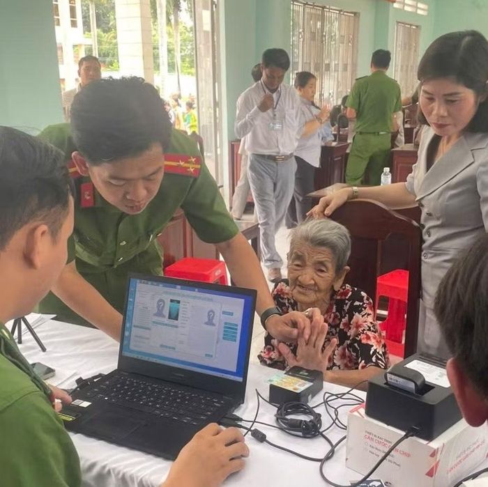Cán bộ Công an phối hợp với đơn vị chức năng thực hiện thu nhận mẫu ADN của thân nhân liệt sĩ.