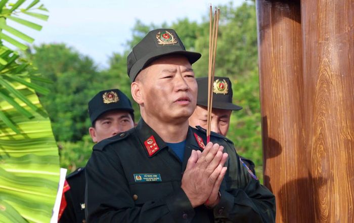 Đại tá Đỗ Ngọc Anh, Bí thư Đảng ủy, Trung đoàn trưởng Trung đoàn CSCĐ số 5, dâng hương tri ân anh hùng, liệt sĩ tại tỉnh Quảng Trị.