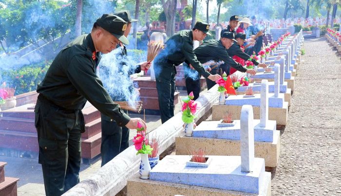 Đoàn công tác của Trung đoàn CSCĐ số 5 dâng hương tri ân các anh hùng, liệt sĩ.