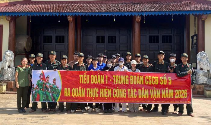 Tiểu đoàn 1 - Trung đoàn CSCĐ số 5 ra quân thực hiện công tác dân vận tại xã Gò Nổi, TP Đà Nẵng.