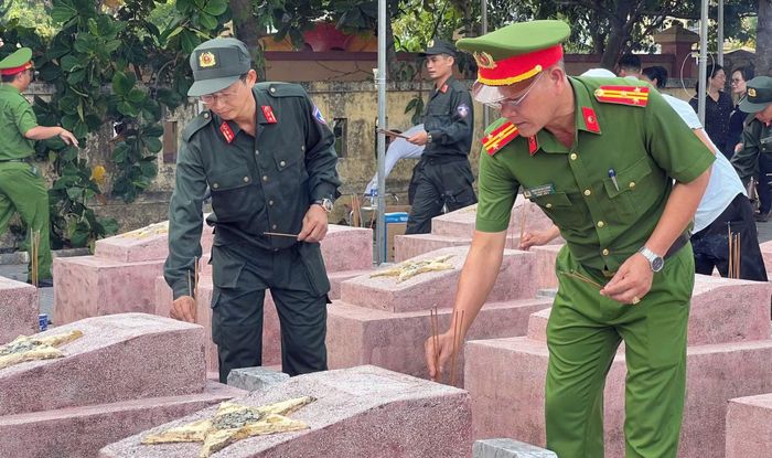 Cán bộ, chiến sĩ Tiểu đoàn 2 - Trung đoàn CSCĐ số 5 dâng hương tri ân anh hùng, liệt sĩ tại phường Hóa Châu (TP Huế).