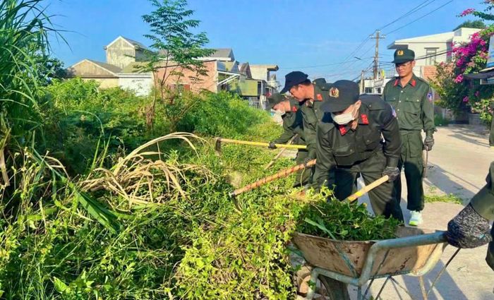 Đoàn công tác Tiểu đoàn 2 - Trung đoàn CSCĐ số 5 tham gia vệ sinh môi trường, phát quang đường giao thông.