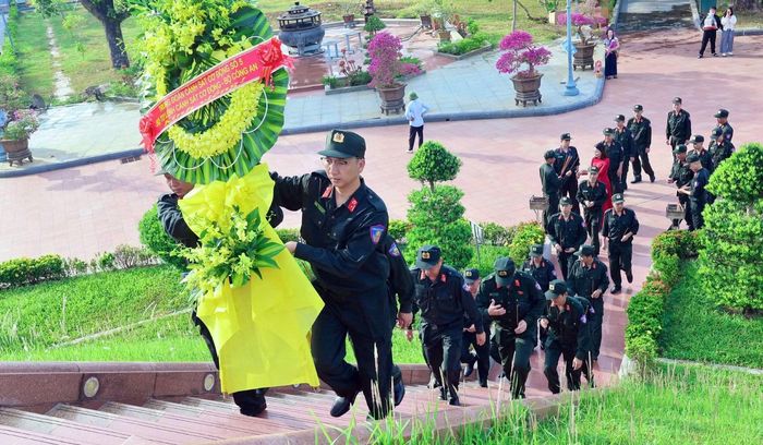 Cán bộ, chiến sĩ Trung đoàn CSCĐ số 5 dâng hoa tri ân anh hùng, liệt sĩ tại Quảng Trị.