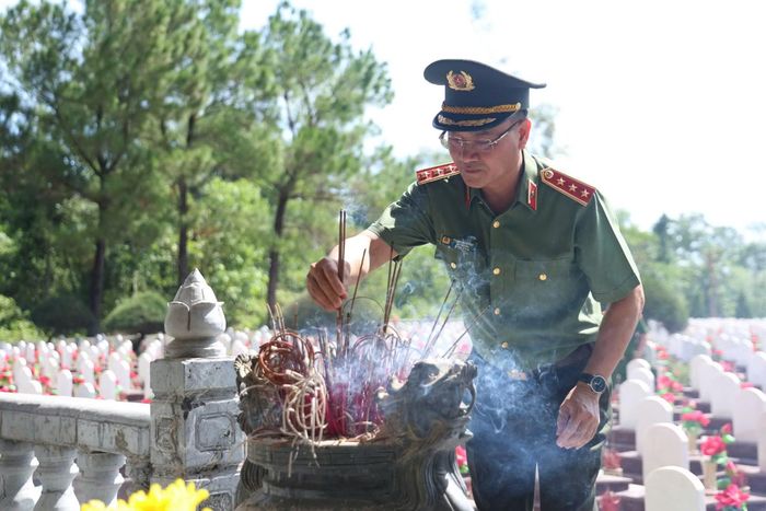 Thứ trưởng Phạm Thế Tùng dâng hương tưởng niệm các Anh hùng liệt sĩ tại Nghĩa trang Liệt sĩ Quốc gia Đường 9.