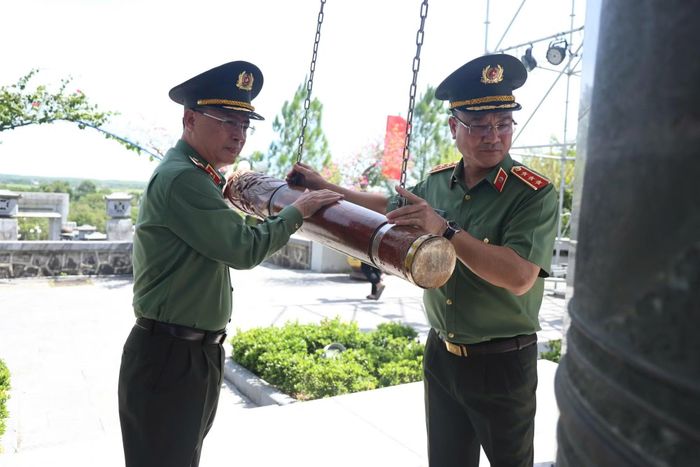 Thứ trưởng Phạm Thế Tùng và các thành viên Đoàn công tác Bộ Công an thỉnh chuông tưởng niệm các Anh hùng liệt sĩ tại Nghĩa trang Liệt sĩ Quốc gia Đường 9.