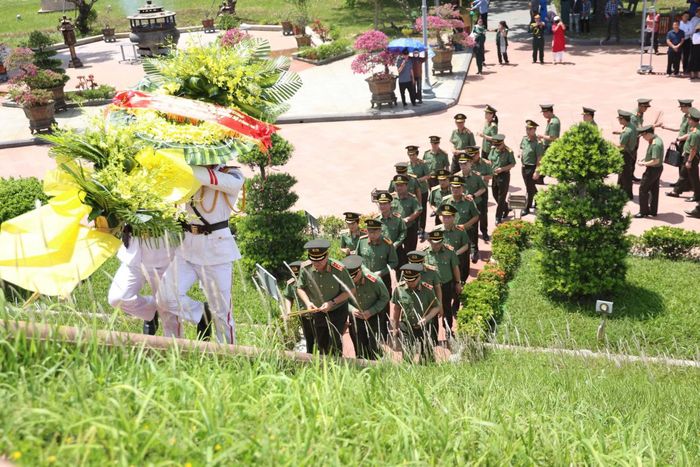 Đoàn công tác Bộ Công an kính cẩn dâng vòng hoa tưởng niệm các Anh hùng liệt sĩ tại Di tích quốc gia đặc biệt Thành Cổ Quảng Trị.