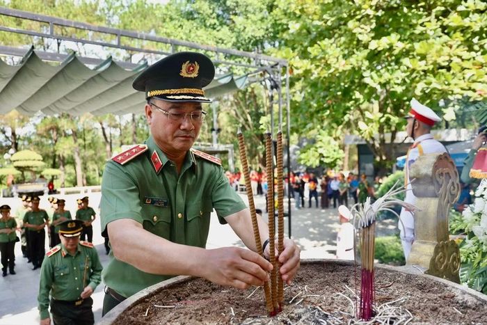 Thứ trưởng Phạm Thế Tùng dâng hương tưởng niệm các Anh hùng liệt sĩ tại Nghĩa trang Liệt sĩ Quốc gia Trường Sơn.