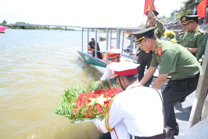 Thứ trưởng Phạm Thế Tùng cùng Đoàn công tác Bộ Công an thả vòng hoa, dâng hương tưởng niệm các Anh hùng liệt sĩ trên dòng sông Thạch Hãn.