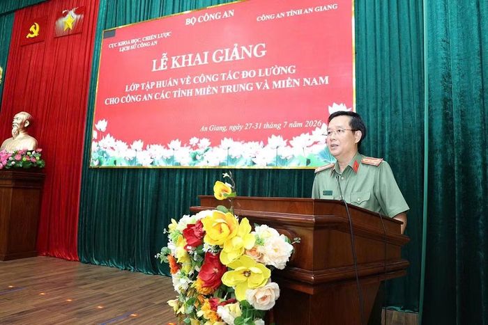 Đại tá Lê Phú Thạnh, Phó Giám đốc Công an tỉnh An Giang phát biểu tại lễ khai mạc lớp tập huấn.