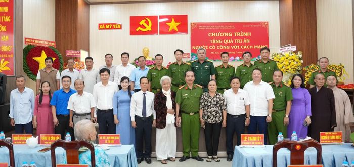 Đoàn công tác của Trường Đại học CSND cùng lãnh đạo địa phương và đại diện các gia đình chính sách.