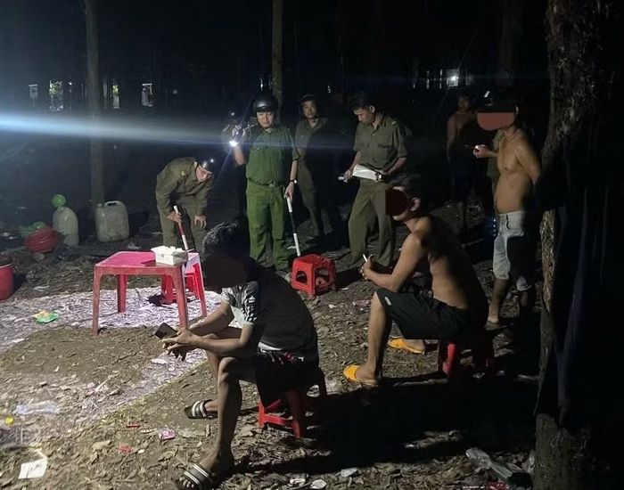 Tổ công tác Công an xã tiến hành kiểm tra, xét nghiệm chất ma túy đột xuất 7 trường hợp có biểu hiện nghi vấn, phát hiện 1 trường hợp dương tính với chất ma túy.